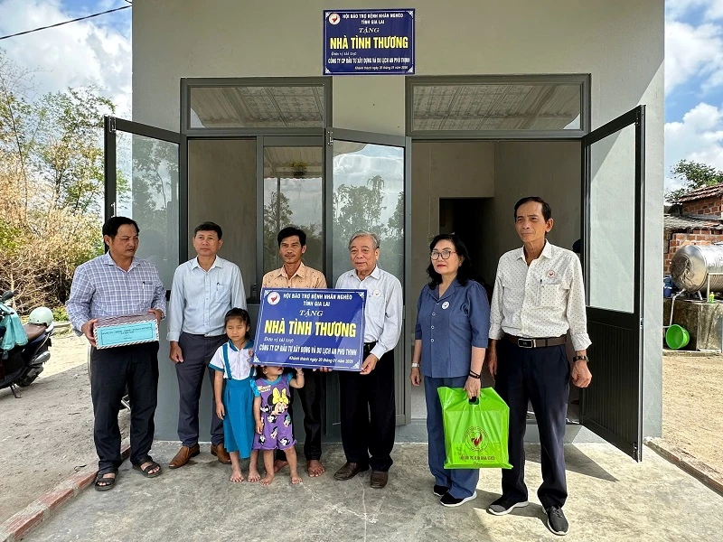 TS Nguyễn Tấn Hiểu - Chủ tịch Hội Bảo trợ bệnh nhân nghèo tỉnh Gia Lai, thay mặt nhà tài trợ trao nhà tình thương cho hộ gia đình bệnh nhân Bùi Văn Nhâm, thôn Đại Khoang, xã Hội Sơn