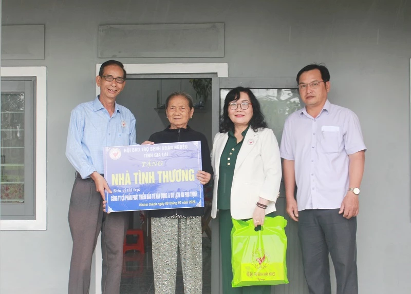 Ông Trần Đình Ký, Phó Chủ tịch kiêm Tổng thư ký Hội Bảo trợ bệnh nhân nghèo tỉnh Gia Lai, trao nhà tình thương cho bà Nguyễn Thị Lê.