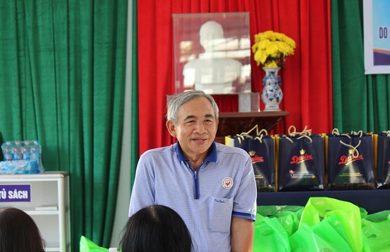 Ông Phan Minh Hải – Phó Chủ tịch Thường trực Hội Bảo trợ bệnh nhân nghèo tỉnh Gia Lai, chia sẻ với bà con quê nhà. 