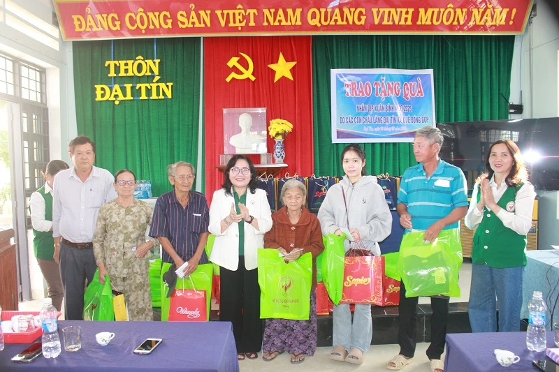 Ông Võ Đức Lợi – Bí thư Chi bộ thôn Đại Tín và bà Quang Cẩm Thu - Uỷ viên Ban Thường vụ Hội Bảo trợ bệnh nhân nghèo tỉnh Gia Lai, Chi hội trưởng Chi hội Bác Ái Tuy Phước, tặng quà cho người dân. 