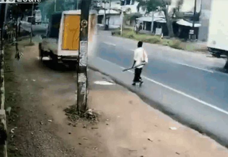 Xe tải lao như bay về phía mình, người đàn ông sống sót khó tin giữa lằn ranh sinh tử