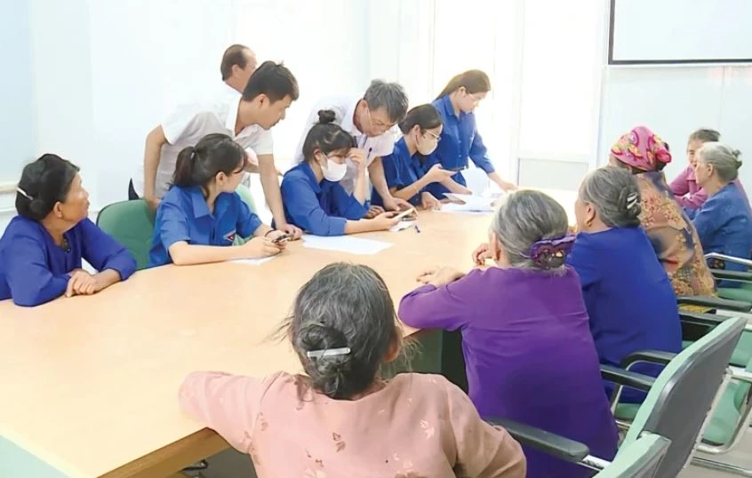 Tổ công nghệ số cộng đồng xã Hoằng Thanh hỗ trợ người yếu thế thực hiện thủ tục hành chính. Ảnh: Báo Thanh Hóa.