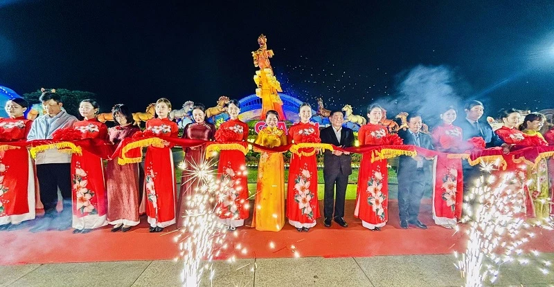 Lãnh đạo tỉnh Gia Lai và tỉnh Salavan (CHDCND Lào) cắt băng khánh thành cụm linh vật.