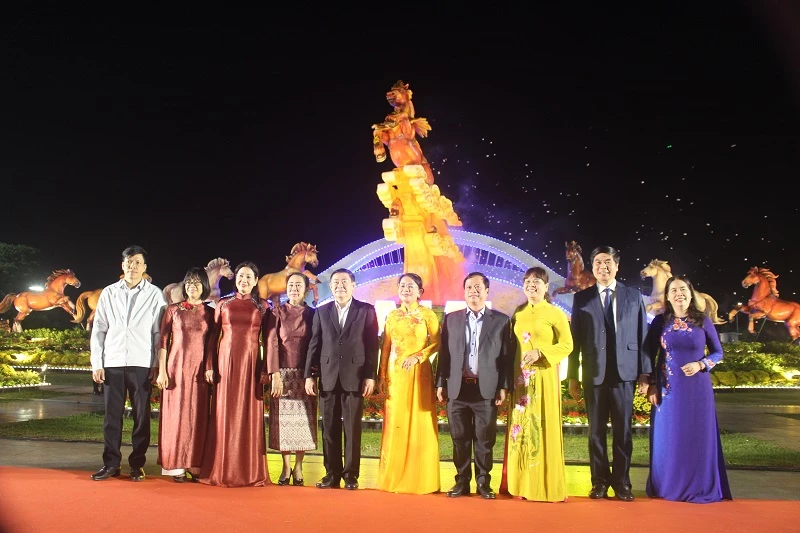 Lãnh đạo tỉnh Gia Lai và tỉnh Salavan (CHDCND Lào) chụp hình lưu niệm trước khu trưng bày cụm linh vật Xuân Bính Ngọ