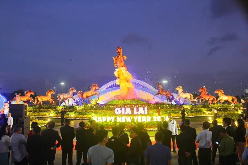 Người dân và du khách thưởng lãm cụm linh vật Xuân Bính Ngọ của tỉnh Gia Lai.