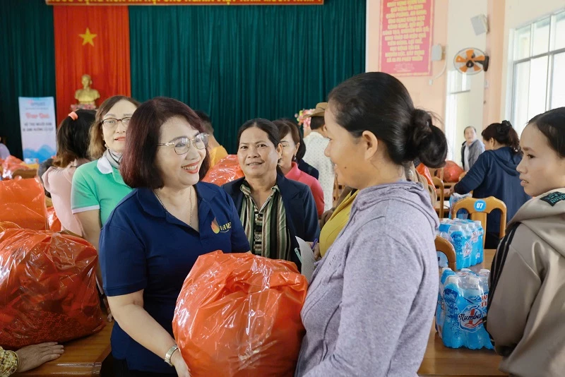 Chủ tịch Hội Nữ doanh nhân tỉnh Gia Lai thăm hỏi, động viên và tặng quà người dân vùng sâu, vùng xa phía Tây tỉnh Gia Lai.