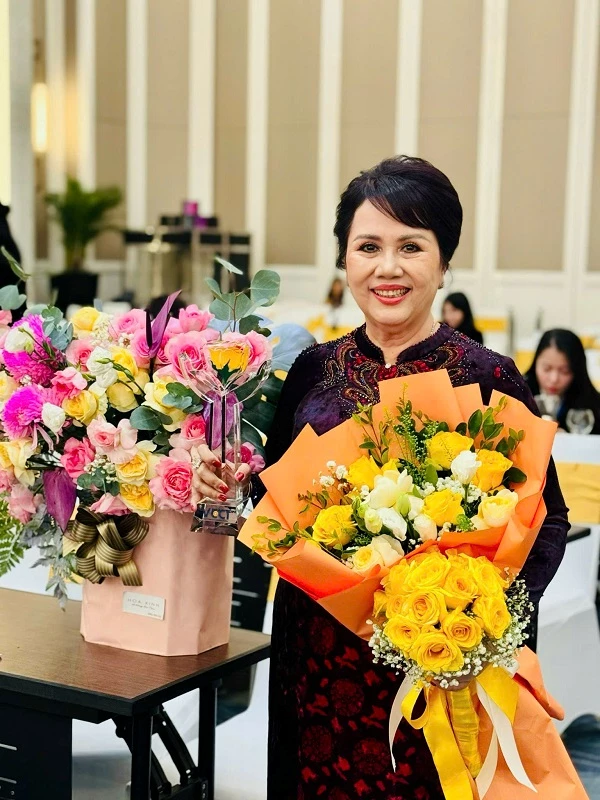 là một trong 10 nữ doanh nhân xuất sắc nhất cả nước, được vinh danh Top 10 “Bông hồng Vàng Việt Nam năm 2025”
