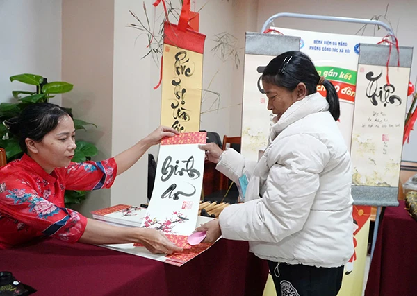 Tặng chữ thư pháp cho các bệnh nhân khoa Thận nhân tạo.