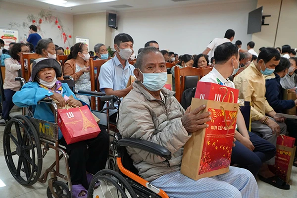 Niềm vui của các bệnh nhân khoa Thận nhân tạo - Bệnh viện Đà Nẵng khi tham gia chương trình “Xuân gắn kết – Phiên chợ 0 đồng”.