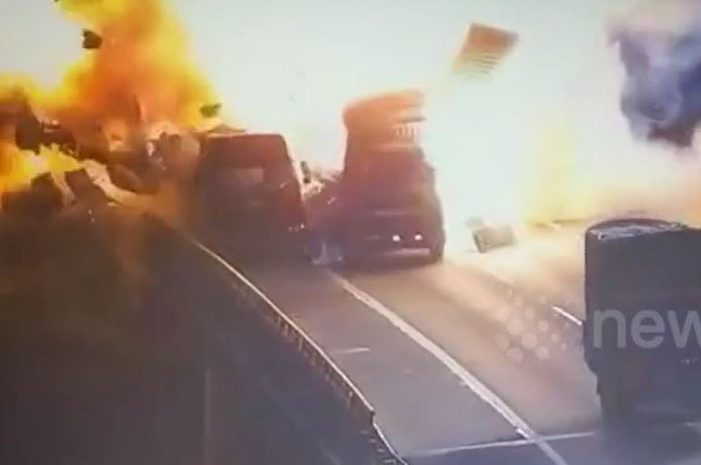 Va chạm trên cao tốc, xe tải phát nổ như bom giữa đường