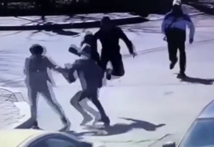 Nam thanh niên tung cú đá hiểm, hạ gục tên cướp giữa phố