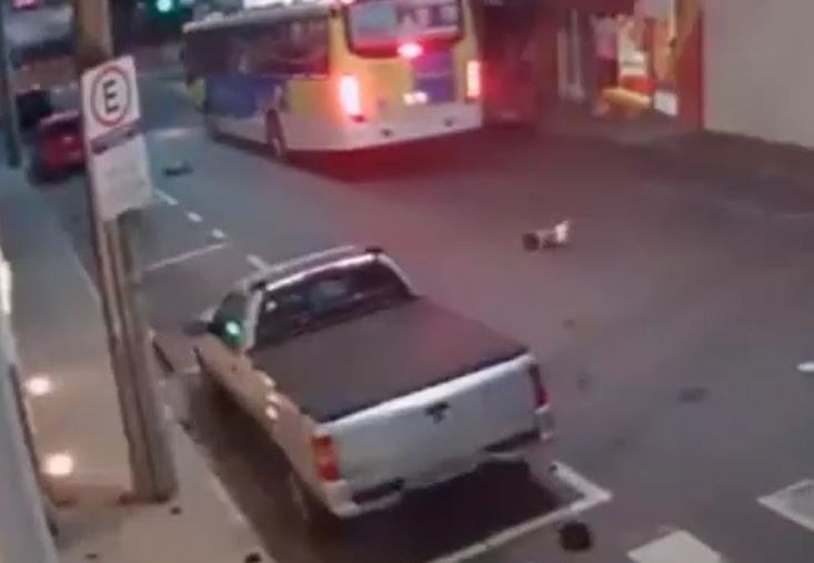 Vượt đèn đỏ tông xe buýt, ô tô xoay 180 độ khiến bé 5 tuổi văng xuống đường