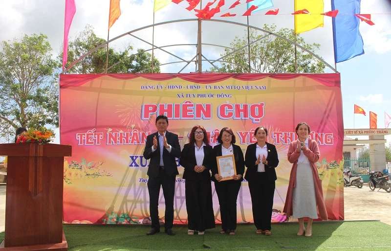 Ông Huỳnh Nam – Bí thư Đảng uỷ xã Tuy Phước Đông, trao bằng tri ân Hội Nữ doanh nhân tỉnh Gia Lai đã mang xuân về vùng rốn lũ. 