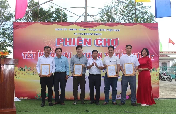 Lãnh đạo xã Tuy Phước Đông trao bằng tri ân các doanh nghiệp đồng hành, tài trợ tổ chức “Phiên chợ Tết nhân ái – Xuân yêu thương”  