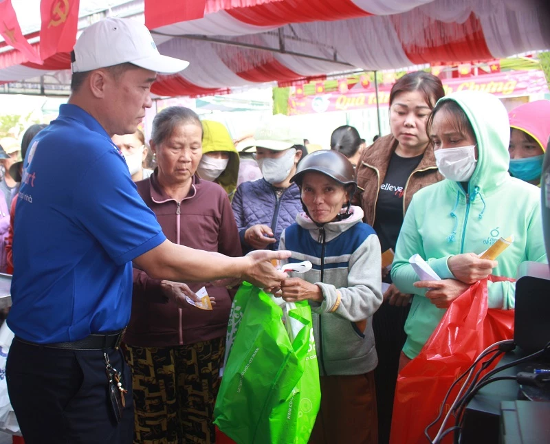 Người dân phấn khởi đổi phiếu mua hàng tự chọn tại gian hàng của  Co.opmart. 