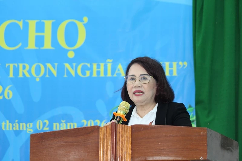 Bà Đồng Thị Ánh – Chủ tịch Hội Nữ doanh nhân tỉnh Gia Lai, chia sẻ với người dân.