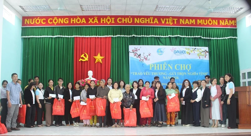 Đoàn công tác trao quà cho người dân.