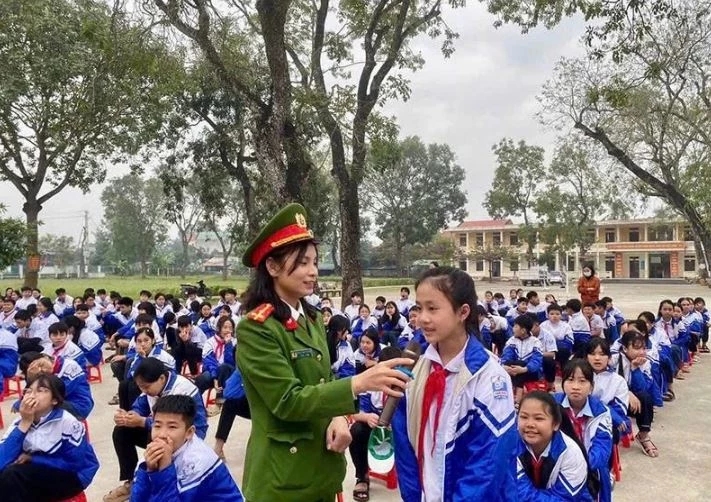 ông an phường Đông Sơn tuyên truyền pháp luật về phòng chống bạo lực học đường, bảo đảm trật tự an toàn giao thông cho học sinh Trường Tiểu học và THCS Đông Khê. Ảnh: Báo Thanh Hóa