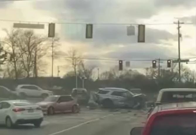 Đạp nhầm chân ga, nữ tài xế 83 tuổi gây tai nạn liên hoàn giữa ngã tư