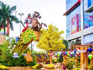 Linh vật ngựa Thánh Gióng của đường hoa xuân Menas – Tân Sơn Hoà 2026