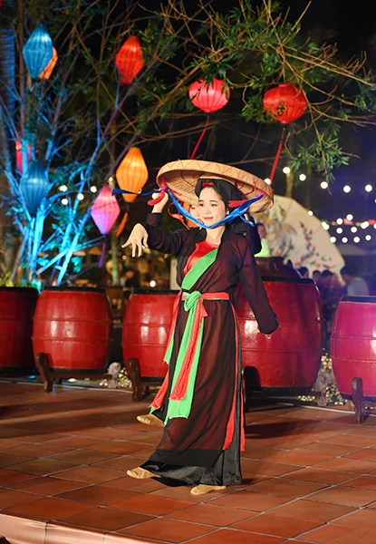 Múa mời trầu trong không gian Tết xưa tại Furama Resort Đà Nẵng.