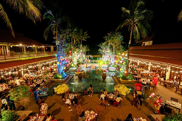 Đông đảo người dân và du khách đến với "Chợ quê Tết 2026" tại Furama Resort Đà Nẵng.