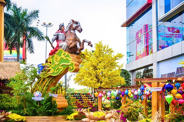 Linh vật Ngựa Thánh Gióng tại đường hoa xuân Menas - Tân Sơn Hoà.