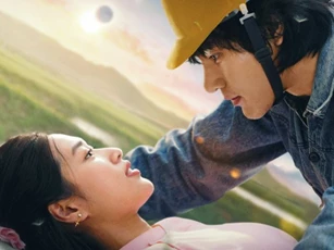 Sau 'Nụ hôn bạc tỷ', hoa hậu Thiên Ân lại xuất hiện trong khung cảnh đầy lãng mạn