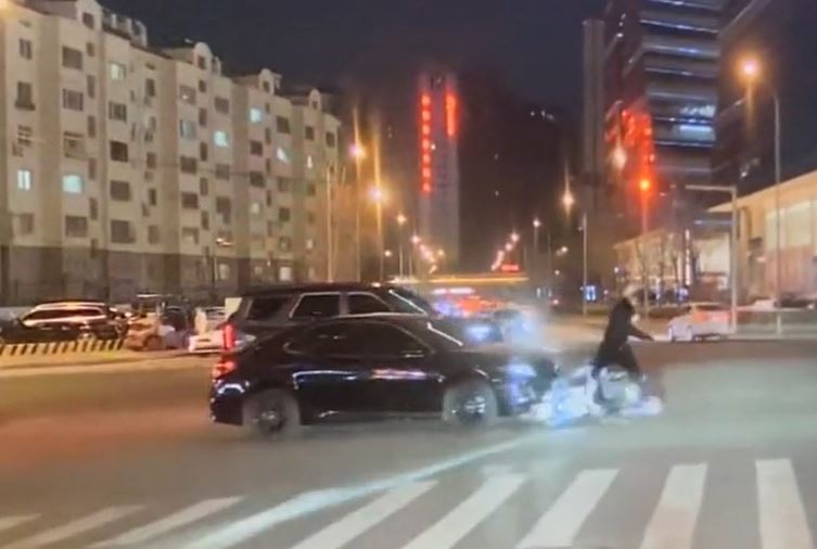 Vượt đèn đỏ bị ô tô tông, nam thanh niên nhảy khỏi xe máy thoát thân