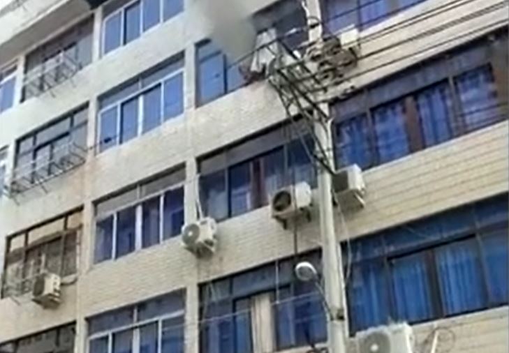 Căn hộ bốc cháy dữ dội, hàng xóm căng chăn đỡ em bé rơi từ tầng 4 chung cư