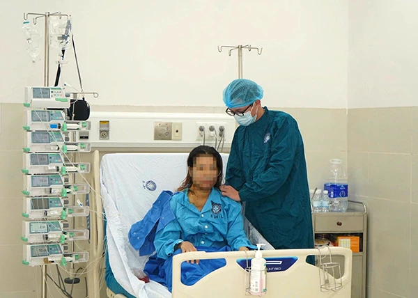 Bác sĩ thăm khám cho bệnh nhân Trần Thị Th sau ca gh&eacute;p gan.