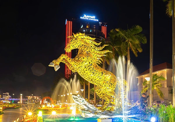 Mô hình linh vật Kim Mã hợp nhất tại khu vực cầu chữ T.