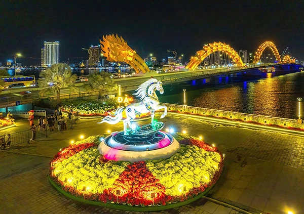 Mô hình linh vật Kim Mã 4.0 tại khu vực sàn cảnh quan phía Nam đuôi cầu Rồng.