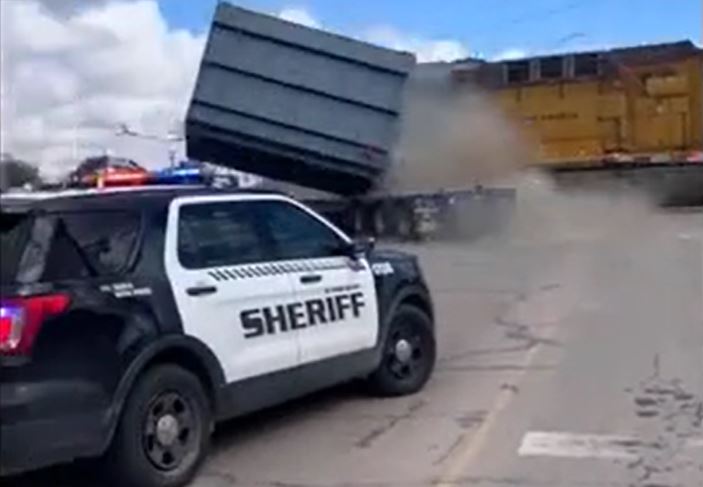 Mắc kẹt trên đường ray, container 23 tấn bị tàu hỏa húc bay