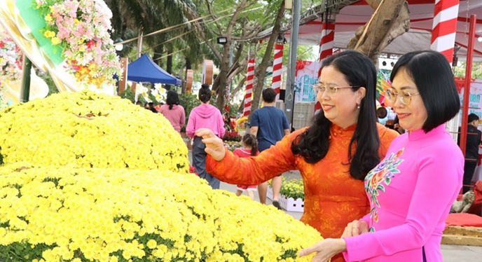 Đường hoa xuân Bính Ngọ bên bờ sông Đồng Nai