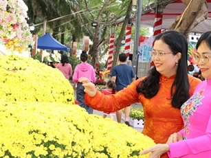 Đường hoa xuân Bính Ngọ bên bờ sông Đồng Nai