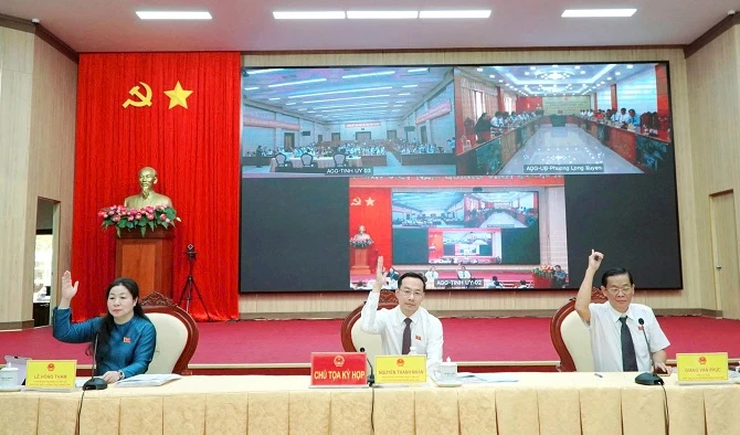 Ảnh 2: Năm 2025, kinh tế - xã hội tỉnh An Giang tiếp tục phát triển tích cực, kết quả thể hiện rõ hiệu quả từ sự lãnh đạo của Tỉnh ủy, sự quyết nghị kịp thời của HĐND tỉnh và sự chỉ đạo, điều hành linh hoạt của UBND tỉnh.