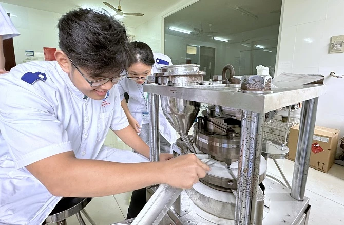 Sinh viên tập trung nghiên cứu sản phẩm.