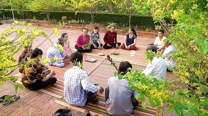 Ảnh 1: Biểu diễn đờn ca tài tử trong dịp Tết tại phường Bạc Liêu (Cà Mau).