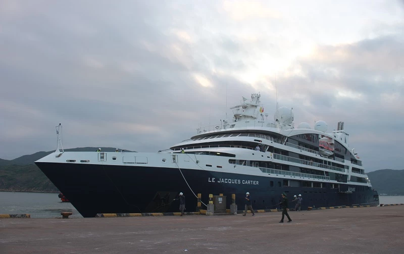 Tàu Le Jacques Cartier cập Cảng Quy Nhơn.