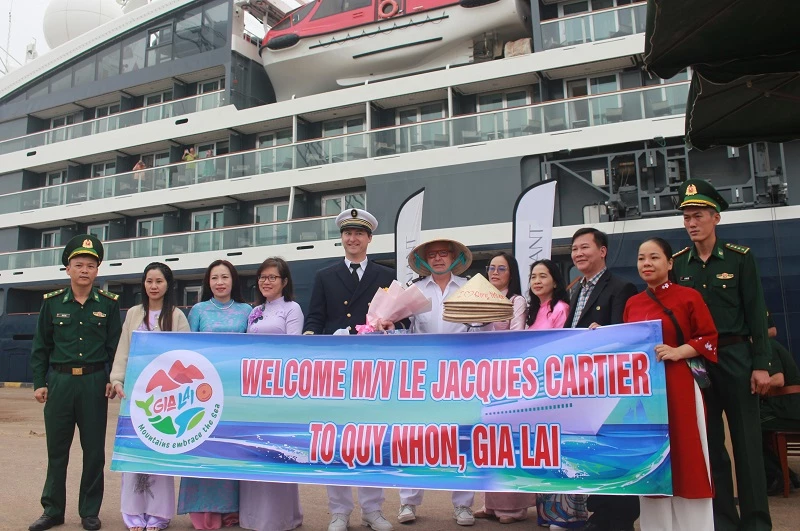 Lãnh đạo Sở VHTT&DL cùng các đại biểu đã trao hoa, quà lưu niệm cho thuyền trưởng và đại diện hành khách