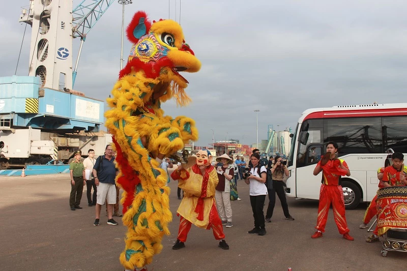 Du khách quốc tế thích thú ghi lại màn múa lân chào đón đầy sôi động.