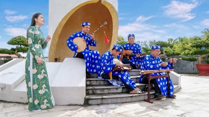 Ảnh 2: Câu lạc bộ Đờn ca tài tử phường Cái Răng (TP Cần Thơ) biểu diễn.