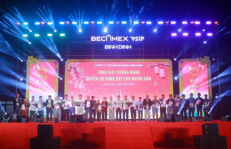 những cuốn sổ đỏ được trao tận tay người dân không chỉ mang ý nghĩa pháp lý, mà còn là biểu tượng của sự cam kết và trách nhiệm. 