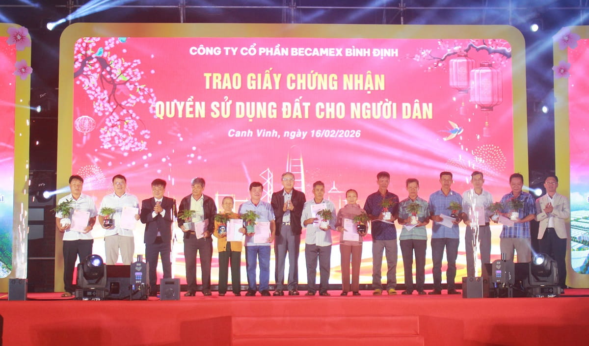 Becamex Bình Định trao sổ đỏ cho người dân trong thời khắc giao thừa