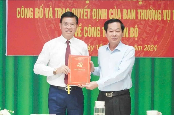 Ảnh 1: Ông Nguyễn Lưu Trung lúc nhận quyết định giữ chức Bí thư Đảng ủy phường Hà Tiên, tỉnh An Giang.