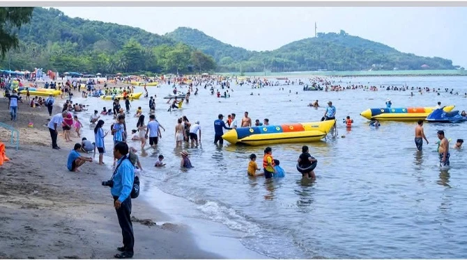 Ảnh 3: Biển Hà Tiên thu hút nhiều du khách.