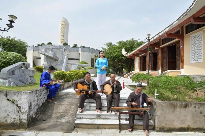 Ảnh 2: Hoạt động đờn ca tài tử tại khu mộ cố nhạc sĩ Cao Văn Lầu phường Bạc Liêu.
