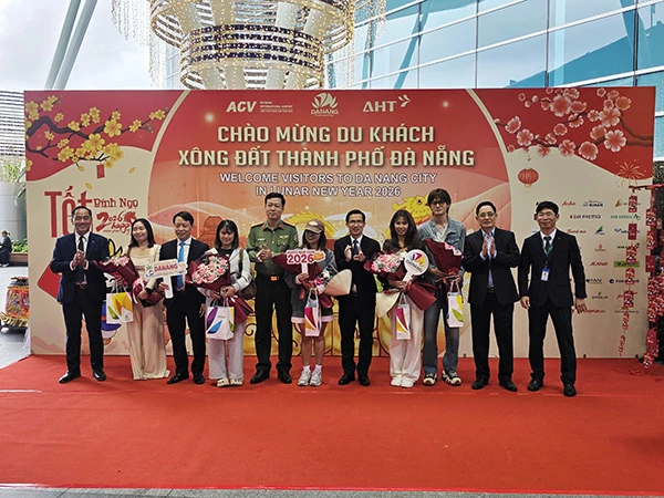 Chúc mừng 5 vị khách may mắn trên chuyến bay quốc tế đầu tiên từ Bangkok hạ cánh sân bay Đà Nẵng trong năm mới Bính Ngọ 2026.