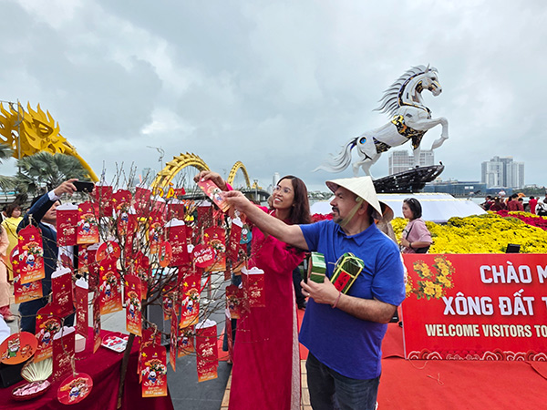 Đà Nẵng đón du khách quốc tế đầu tiên “xông đất” năm mới